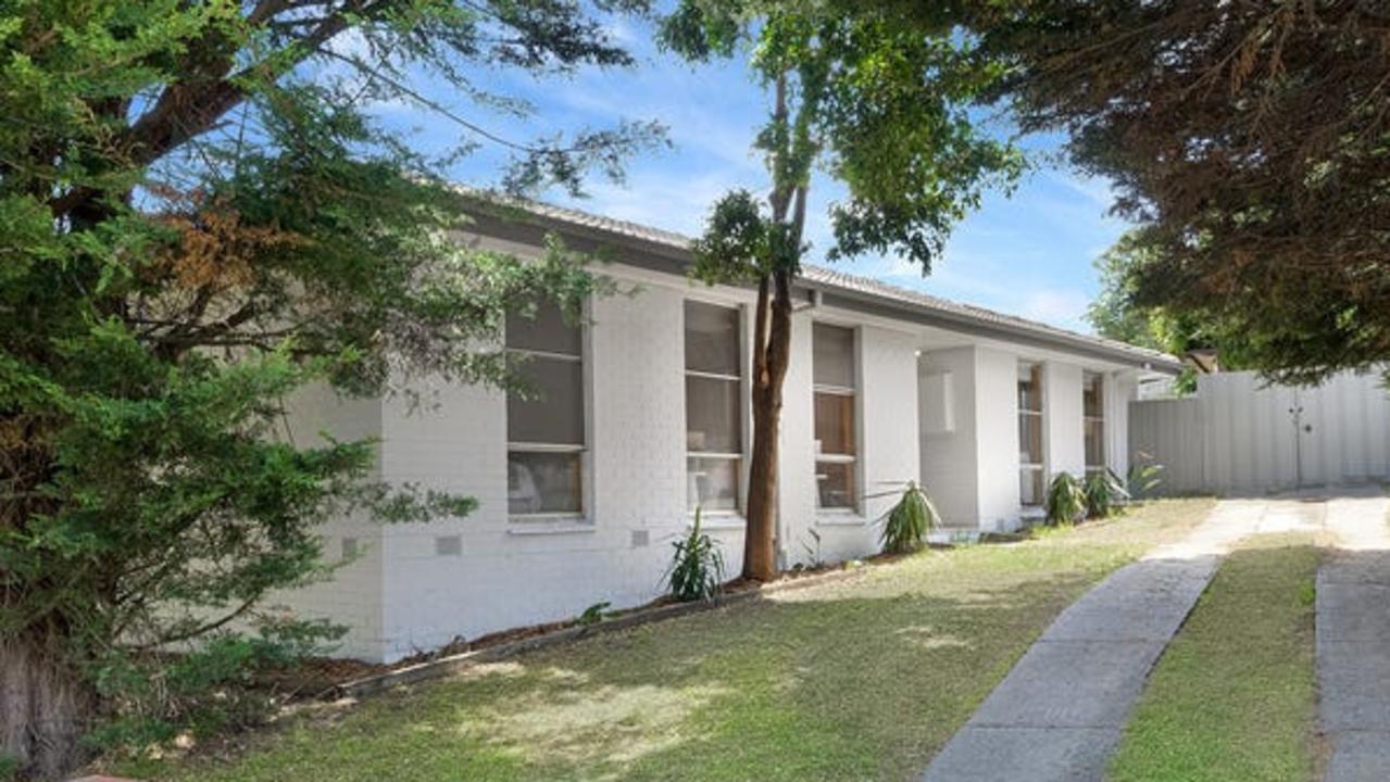 Couple holidaying in WA snap up Frankston North house at auction