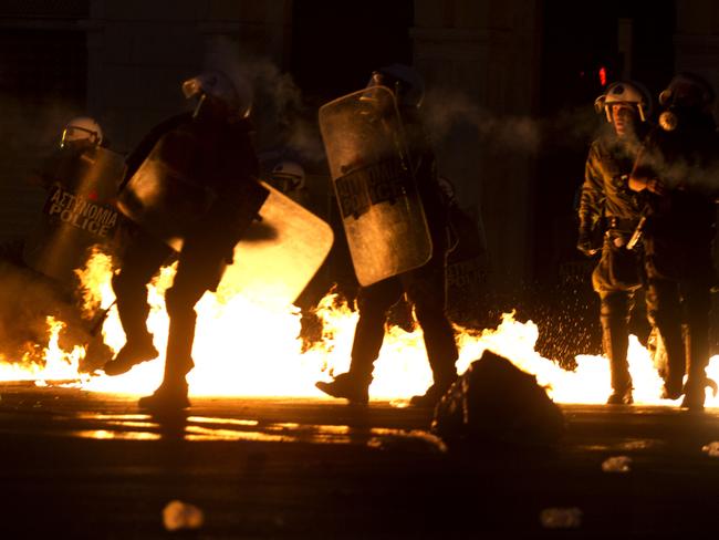 Riot police try to avoid petrol bombs<b>.</b>