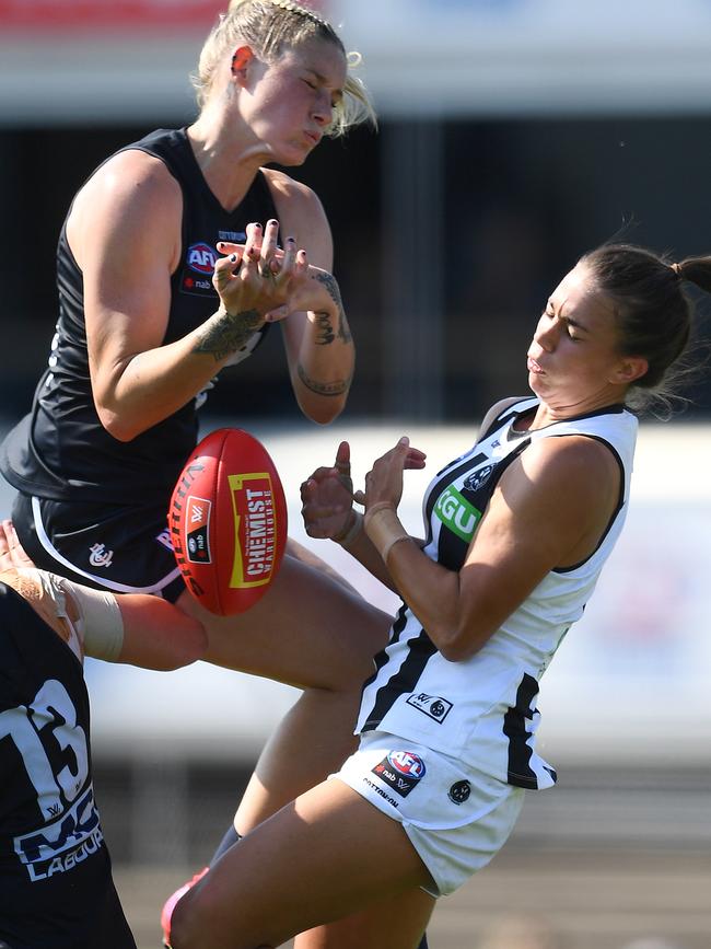 Tayla Harris drops an attempted mark during Carlton’s loss on Sunday.