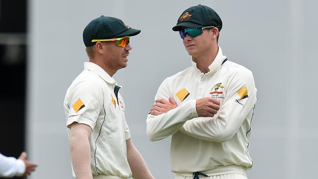 Australian captain Steve Smith (right) and David Warner talk tactics on day 5 of the first Test match between Australia and Pakistan at the Gabba in Brisbane, Monday, Dec. 19, 2016. (AAP Image/Dave Hunt) NO ARCHIVING, EDITORIAL USE ONLY, IMAGES TO BE USED FOR NEWS REPORTING PURPOSES ONLY, NO COMMERCIAL USE WHATSOEVER, NO USE IN BOOKS WITHOUT PRIOR WRITTEN CONSENT FROM AAP