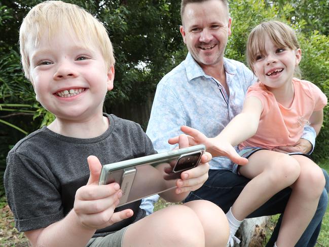 HOLD UNTIL JANUARY 24: Damien French, with children Lincoln, 4, and Courtney, 7, after recently switching from Optus to ALDI mobile to save money. Pics Tara Croser.