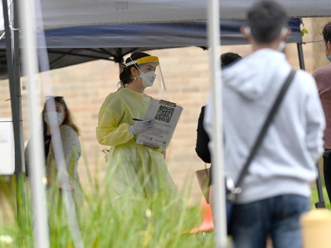 People queue for testing in Sydney’s eastern suburbs after more cases were confirmed. Picture: NCA NewsWire / Jeremy Piper