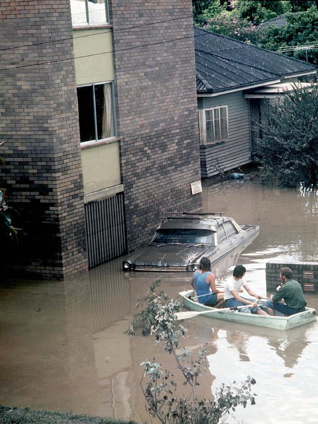 Sylvan Road Toowong, Jan 1974 floods, Brisbane picTed/Holliday. weather qld CTR 13485 rowboat flooded car