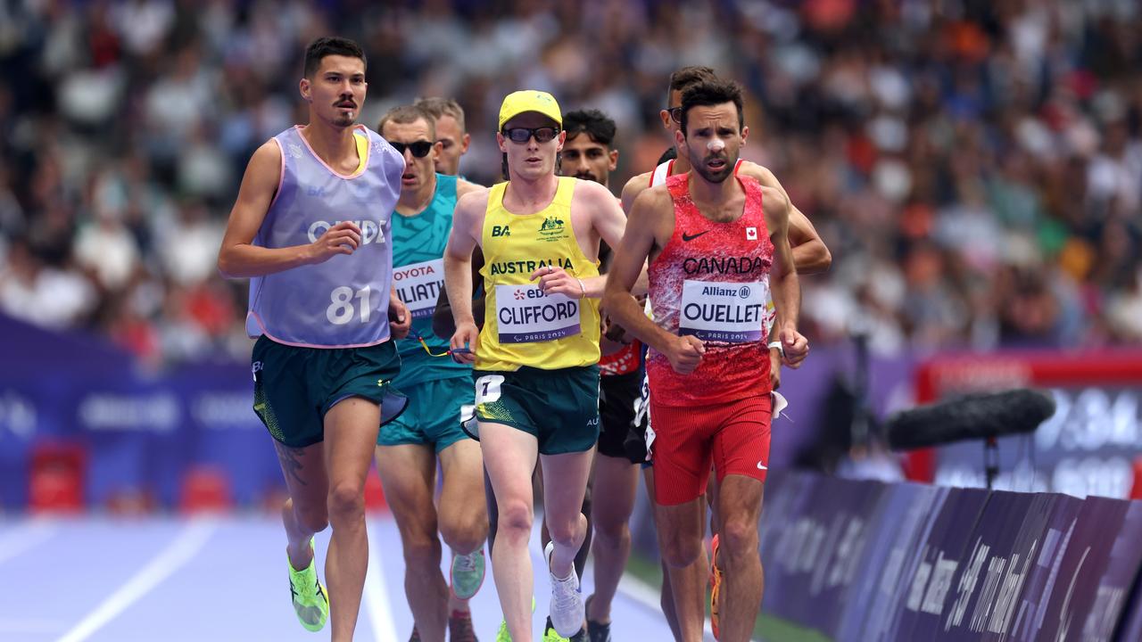 Clifford and his guide in the middle of the race. (Photo by Ezra Shaw/Getty Images)