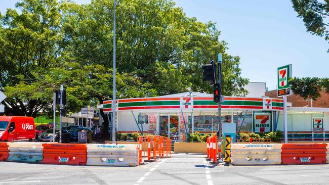 General photograph of Kingsford Smith Drive construction work around Racecourse Road in Hamilton, Wednesday, October 10, 2018 (AAP Image/Richard Walker)