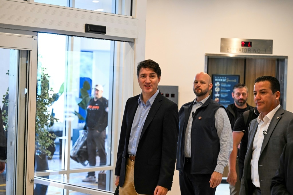 Canadian Prime Minister Justin Trudeau (L) leaves the hotel for the airport, in West Palm Beach, Florida, on November 30, 2024, after meeting with US President-elect Donald Trump