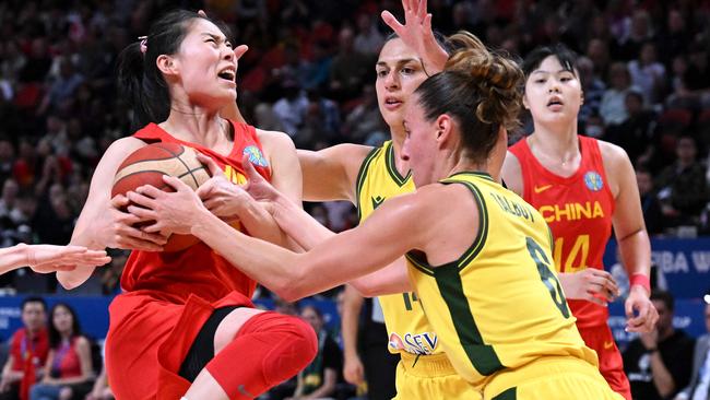 China's Wang Siyu (L) vies for the ball against Australia's Steph Talbot.