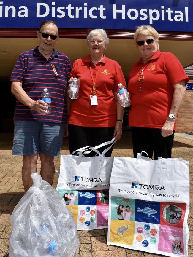 Robert Penn, Chris Penn and Narelle O'Donnell from the Ballina Hospital Auxiliary, ready to collect containers with their TOMRA bags.