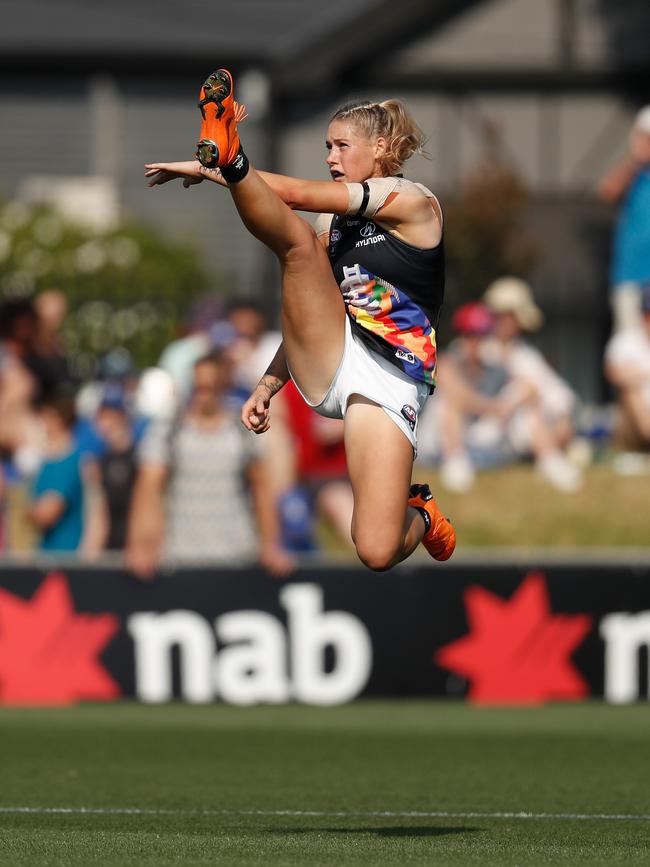 Tayla Harris’ famous kick. (Photo by Michael Willson/AFL Media)