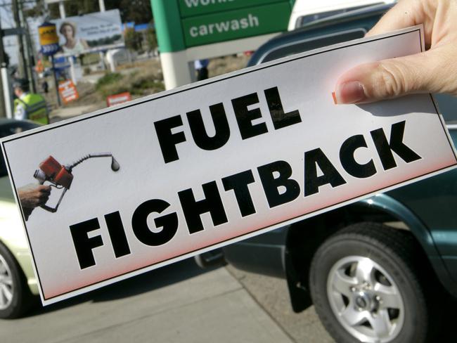 Cheap fuel at BP Blacktown second time this week, on 24/10/08. Dropped down to 99.9 cents per litre for 1 hours. Traffic chaos from Forge Street to Main Street, Blacktown. Fuel Fightback sticker. petrol / cars