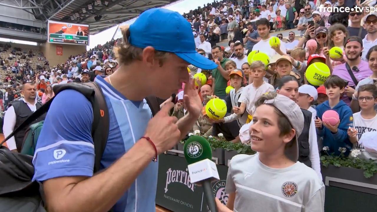 Alex de Minaur speaks French with his superfan Paul. Photo: X.