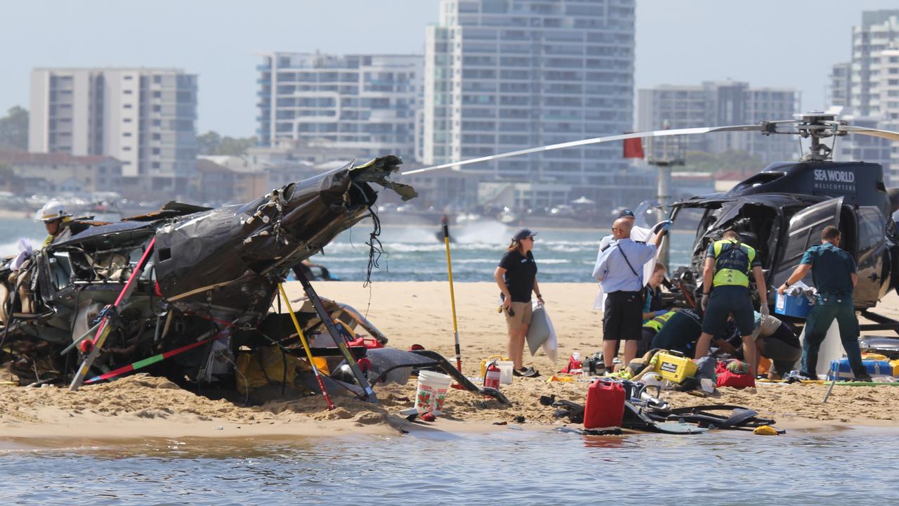 Os dois helicópteros em um banco de areia em Broadwater, próximo ao Sea World. Foto: News Media Network