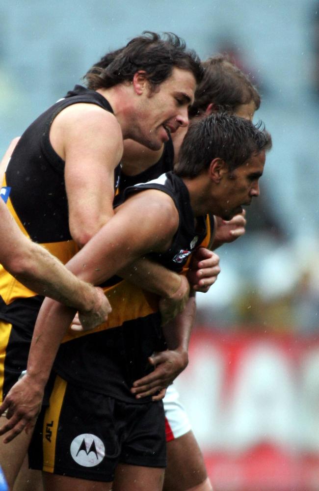 Matthew Richardson celebrates a goal with Andrew Krakouer. Richmond v Essendon. MCG.
