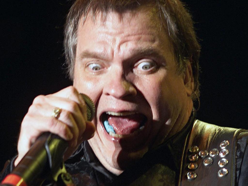 (FILES) This file photo taken on August 8, 2003 shows US singer "Meat Loaf" performing during a concert offered at "Zocalo" in Mexico City. - US singer and actor Meat Loaf, famous for his "Bat Out of Hell" album, has died aged 74, according to a statement on January 21, 2022. (Photo by Alfredo ESTRELLA / AFP)