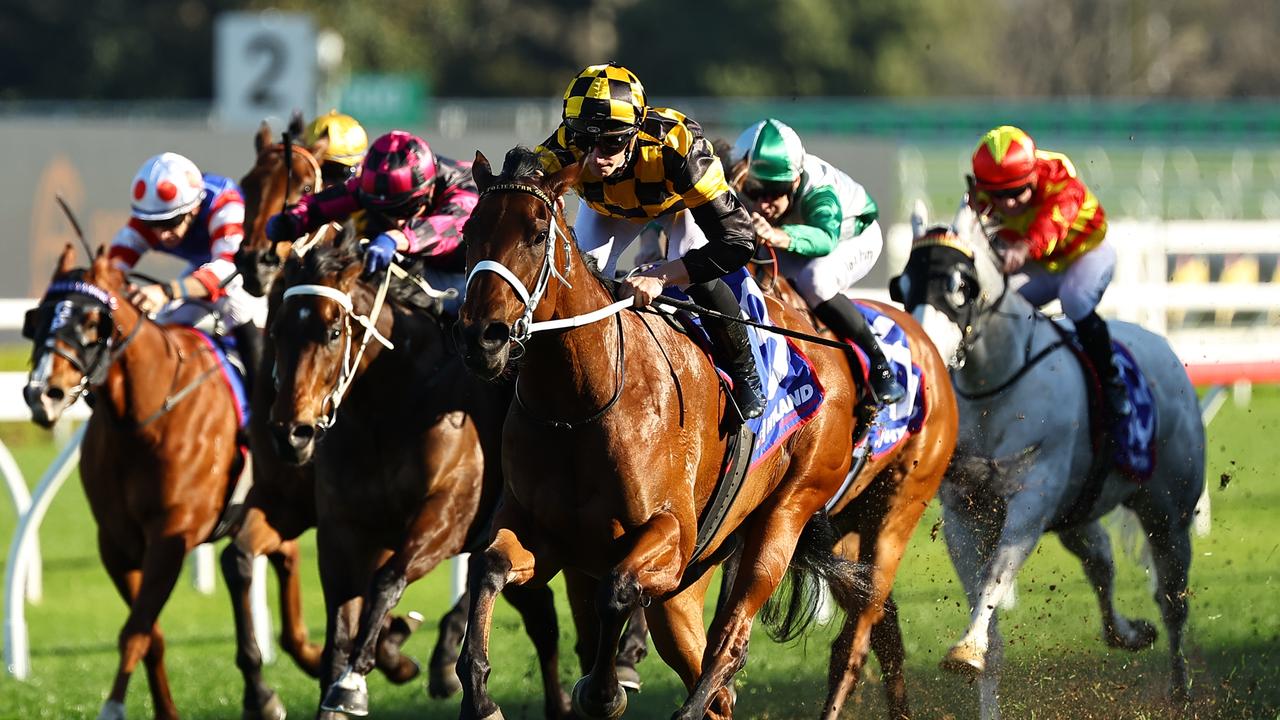 LIVE: m on line in world’s richest race on turf; stayers tackle hotly contested Caulfield Cup