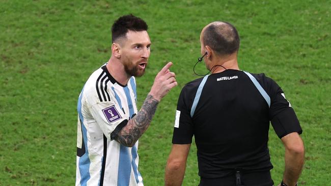 Lionel Messi argues with referee Antonio Mateu during the quarter final between Netherlands and Argentina. (Photo by Elsa/Getty Images)