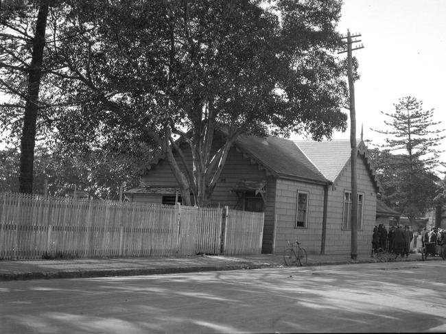 Manly Court House in 1924. Photo Cecil Harnett, Chau Chak Wing Museum, The University of Sydney