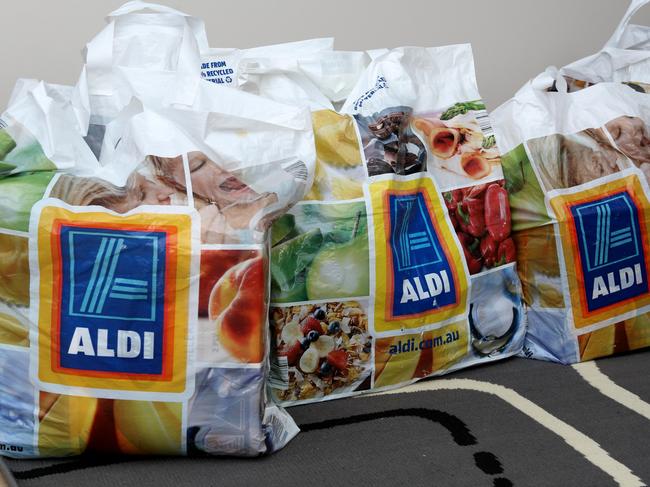 ONE TIME WEB USE ONLY - FEES APPLY - MUST DOWNLOAD FROM ALAMY FOR ANY OTHER USE -  G85R8R Aldi Australia shopping bags filled with grocery  Picture: Alamy