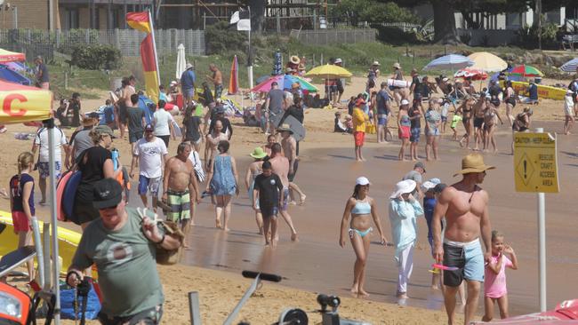 The low Australian dollar has more people holidaying domestically. (AAP Image / Mark Scott)