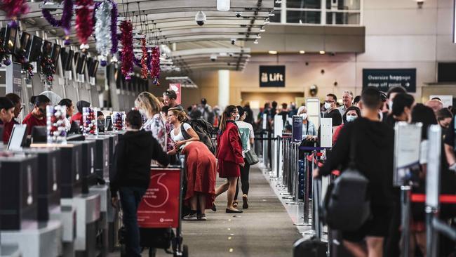 Travellers crowd the check-in desks at Sydney airport. Picture: NCA NewsWire/Flavio Brancaleone