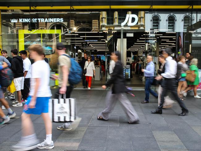 SYDNEY, AUSTRALIA : NewsWire Photos - DECEMBER 18 2024;  People are seen shopping in Pitt street mall in Sydney ahead of Christmas. Treasurer Jim Chalmers confirms $21bn budget blowout - AustraliaÃs bottom line is set to sink deeper into the red by $21bn over the next four years, with Ãunavoidable spendingÃ and uncertain global outlook to blame. Picture: NewsWire/ Gaye Gerard