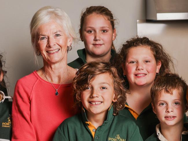 Hero Vic teacher helps kids after surviving raging bushfire