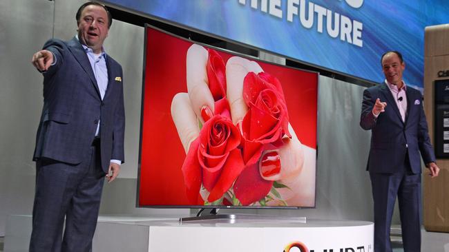 Joe Stinziano, (L), executive vice president, Samsung Electronics America and Tim Baxter, president and COO, Samsung Electronics America stand beside the new Samsung S UHD 4K TV at the Samsung press conference at the 2015 Consumer Electronics Show in Las Vegas, Nevada January 5, 2015. AFP PHOTO / ROBYN B