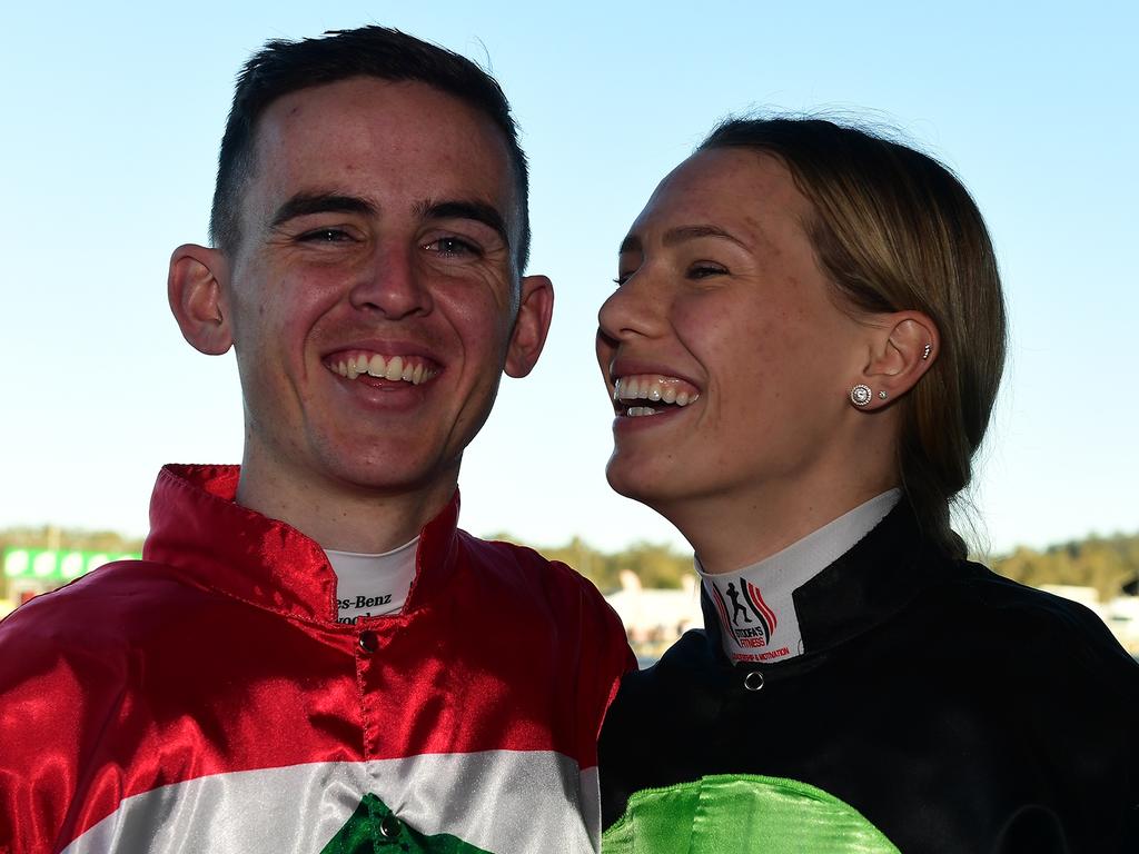 Vif d'or, monté par Ben Thompson, remporte les Eye Liner Stakes à Ipswich.  Thompson reçoit un baiser de sa partenaire Stephanie Thornton.  Photo : Grant Peters/Trackside Photography,