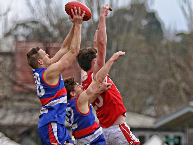 James Ferry marks against South Bendigo. Picture Aaron Cook