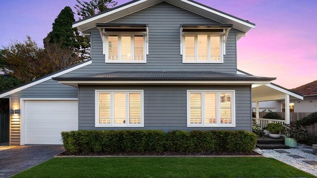 62 Coxs Road, East Ryde sold for $285,000 over reserve.