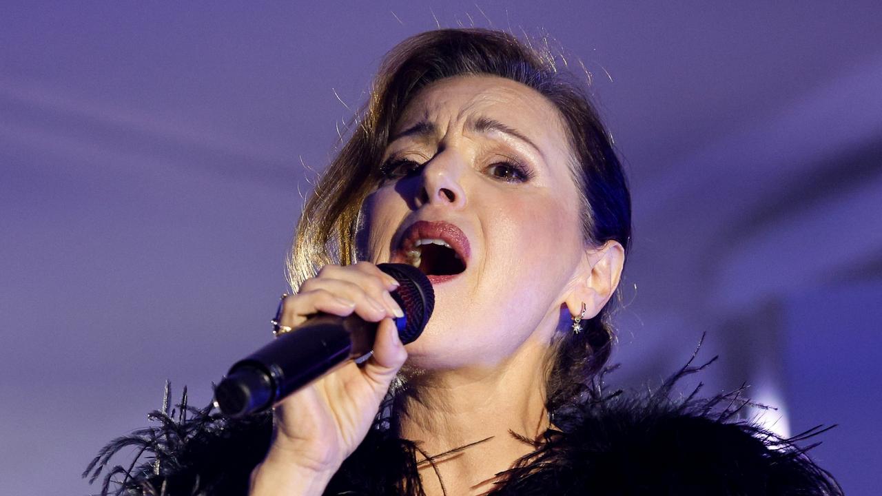 Tina Arena berates fans for using toilets