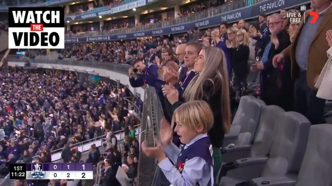 Fremantle home crowd joins together for ‘beautiful’ moment during match against Geelong (7AFL)