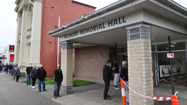 Queues at the Kilmore COVID-19 testing centre. Picture: David Crosling