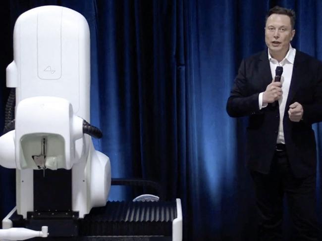 (FILES) This video grab made from the online Neuralink livestream shows Elon Musk standing next to the surgical robot during his Neuralink presentation on August 28, 2020. Elon Musk's start-up Neuralink on May 25, 2023 said it has gotten approval from US regulators to test its brain implants in people. Neuralink said clearance from the US Food and Drug Administration for its first in-human clinical study is "an important first step" for its technology, which is intended to let brains interface directly with computers. (Photo by Neuralink / AFP) / RESTRICTED TO EDITORIAL USE - MANDATORY CREDIT "AFP PHOTO / NEURALINK " - NO MARKETING - NO ADVERTISING CAMPAIGNS - DISTRIBUTED AS A SERVICE TO CLIENTS