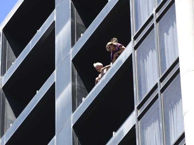 ADELAIDE, AUSTRALIA - NewsWire Photos - NOVEMBER 25, 2020 - Quarantined guests on their balcony at Peppers Waymouth Street Hotel in the CBD where the Parafield cluster originated. Picture: NCA NewsWire / Naomi Jellicoe