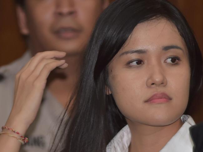 Indonesian suspect Jessica Kumala Wongso (R) attends her trial at the Central Jakarta court in Jakarta on September 26, 2016. Wongso, accused of murdering a friend by slipping cyanide into her coffee at an upmarket Jakarta cafe, is on trial in a case that has caused a row between Indonesia and Australia over capital punishment. / AFP PHOTO / ADEK BERRY
