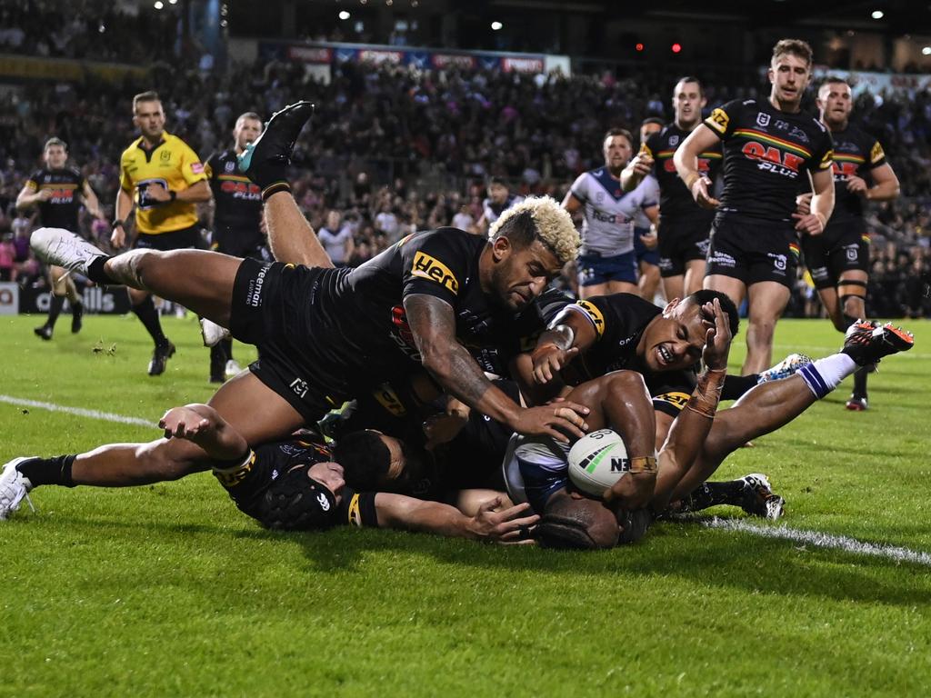 The game-saving moment from Viliame Kikau and Stephen Crichton.