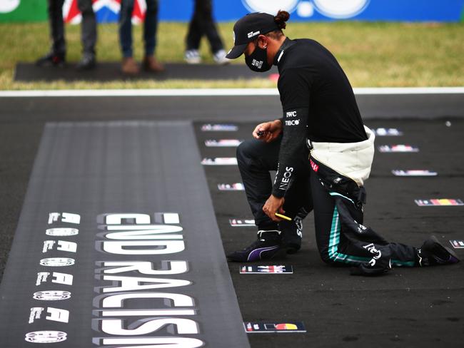 PORTIMAO, PORTUGAL - OCTOBER 25: Lewis Hamilton of Great Britain and Mercedes GP takes a knee on the grid in support of ending racism during the F1 Grand Prix of Portugal at Autodromo Internacional do Algarve on October 25, 2020 in Portimao, Portugal. (Photo by Peter Fox/Getty Images) *** BESTPIX ***