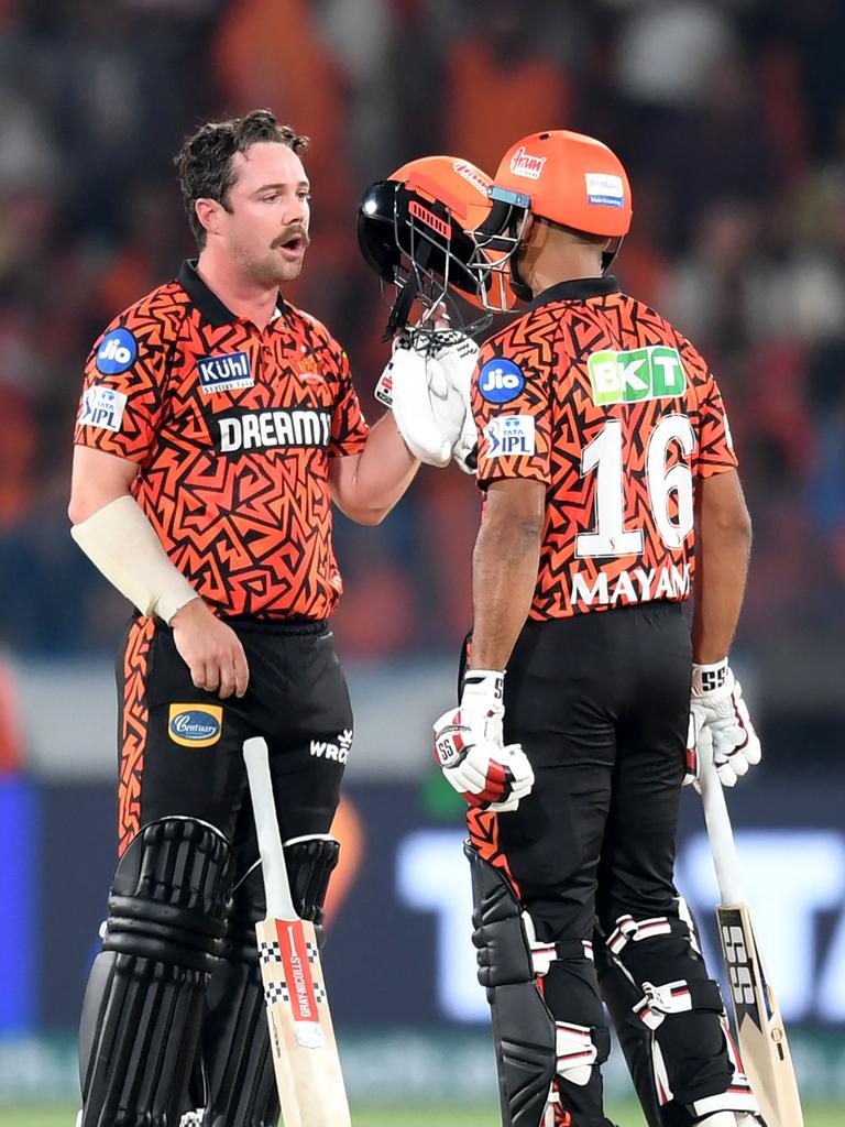 Sunrisers Hyderabad's Travis Head and Mayank Agarwal HAVE A CHAT. Photo by Noah SEELAM / AFP.