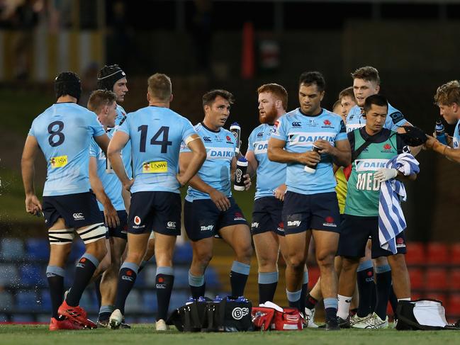 NEWCASTLE, AUSTRALIA - MARCH 29: Waratahs players take a drink during the round seven Super Rugby match between the Waratahs and the Sunwolves at McDonald Jones Stadium on March 29, 2019 in Newcastle, Australia. (Photo by Ashley Feder/Getty Images  for SUNWOLVES)