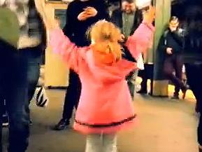 How this girl got commuters to dance