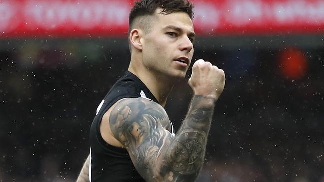 Free agent Jamie Elliott is sticking with the Magpies.