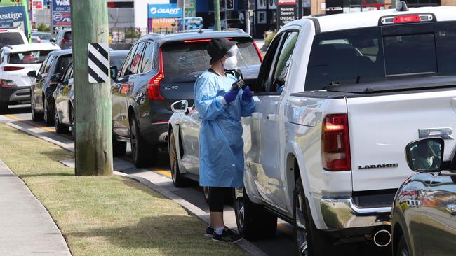 Long lines of vehicles at the 4 Cyte Pathology Covid-19 testing clinic on Ferry Rd at Southport on Wednesday. Picture: Glenn Hampson