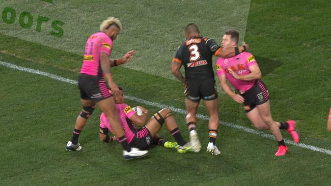 Joey Leilua whacks Dylan Edwards around the head.