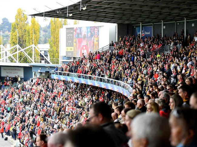 LAUNCESTON, AUSTRALIA - APRIL 25: General view during the round six AFL match between the Hawthorn Hawks and the Sydney Swans at UTAS Stadium on April 25, 2022 in Launceston, Australia. (Photo by Steve Bell/Getty Images)