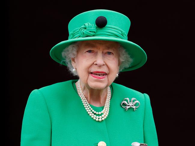 LONDON, UNITED KINGDOM - JUNE 05: (EMBARGOED FOR PUBLICATION IN UK NEWSPAPERS UNTIL 24 HOURS AFTER CREATE DATE AND TIME) Queen Elizabeth II stands on the balcony of Buckingham Palace following the Platinum Pageant on June 5, 2022 in London, England. The Platinum Jubilee of Elizabeth II is being celebrated from June 2 to June 5, 2022, in the UK and Commonwealth to mark the 70th anniversary of the accession of Queen Elizabeth II on 6 February 1952. (Photo by Max Mumby/Indigo/Getty Images)