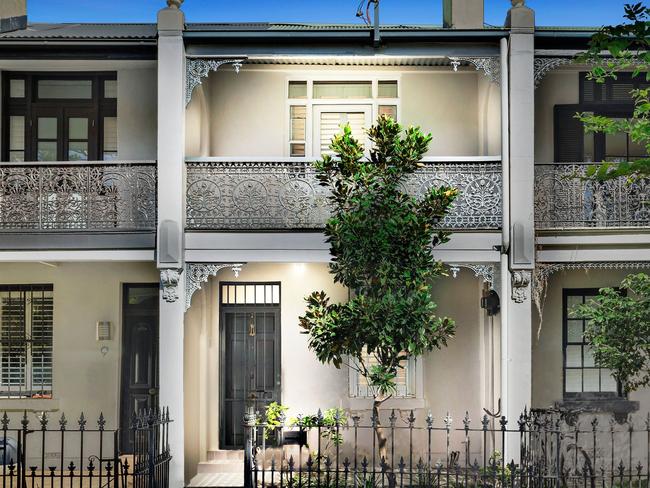 Crowded terraces in Hargrave Street, Paddington.