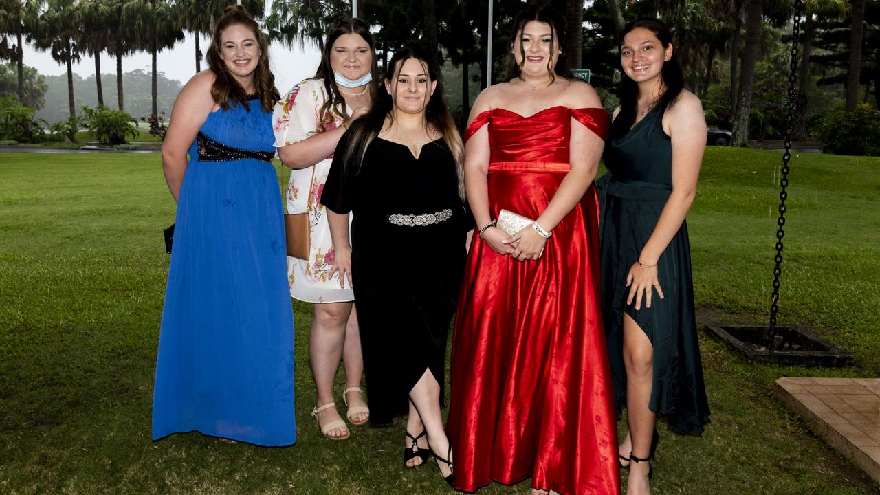 Sharny Williams, Laylee Palmer, Carly Hill, Mea Smith &amp; Eve Cross at the Toormina High Formal.