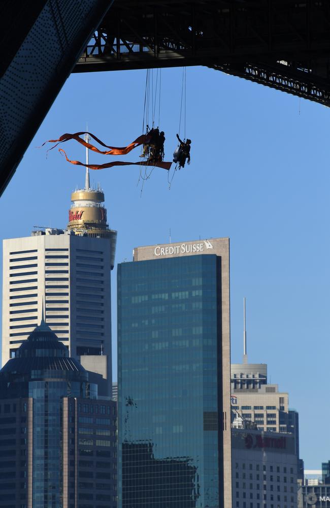 Sydney Harbour Bridge: Greenpeace Activists Scale Bridge | News.com.au ...