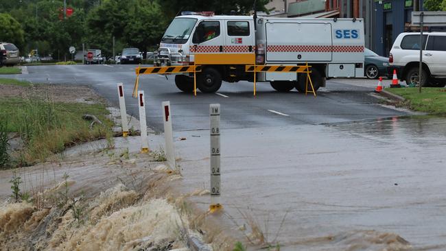 The SES closing roads due to rising river levels in Myrtleford. Picture: Alex Coppel